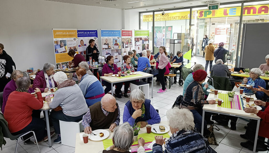 Während des Seniorencafé im Gemeinschaftsraum, Lindetalcenter Neubrandenburg, trafen sich Senioren dank des ehrenamtlichen Engagements der Initiatorinnen Ramona Schnee und Herr Baumgardt zum ersten Mal, um einen schönen Nachmittag in Gemeinschaft zu verbringen.