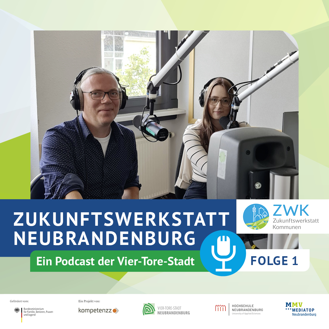 Folgenbild für den neuen Podcast "Zukunfstwerksttat Neubrandenburg. Christian Jenewsky und Lea Tillmann sitzen im Studio und nehmen die Folge auf.