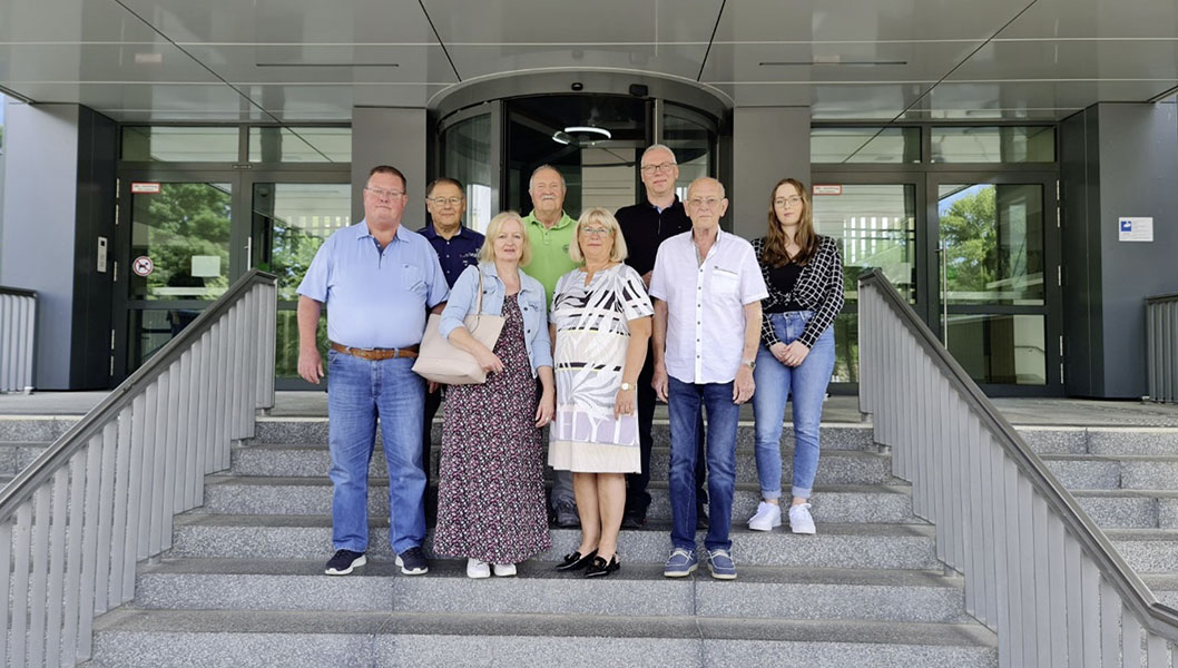 Gruppenfoto auf der Treppe des Neubrandenburger Rathauses mit dem Vorstand des Seniorenbeirats und dem Bundesmodellprojekt "Zukunftswerkstatt Kommunen".